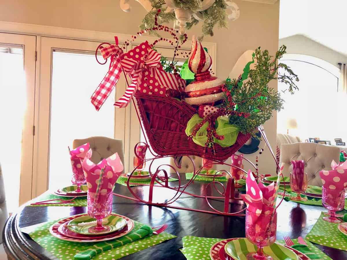 Looking for fun Chritsmas breakfast ideas? Check out this exciting Grinch themed Christmas breakfast! The colors, decor, food, all yell Grinch! 
