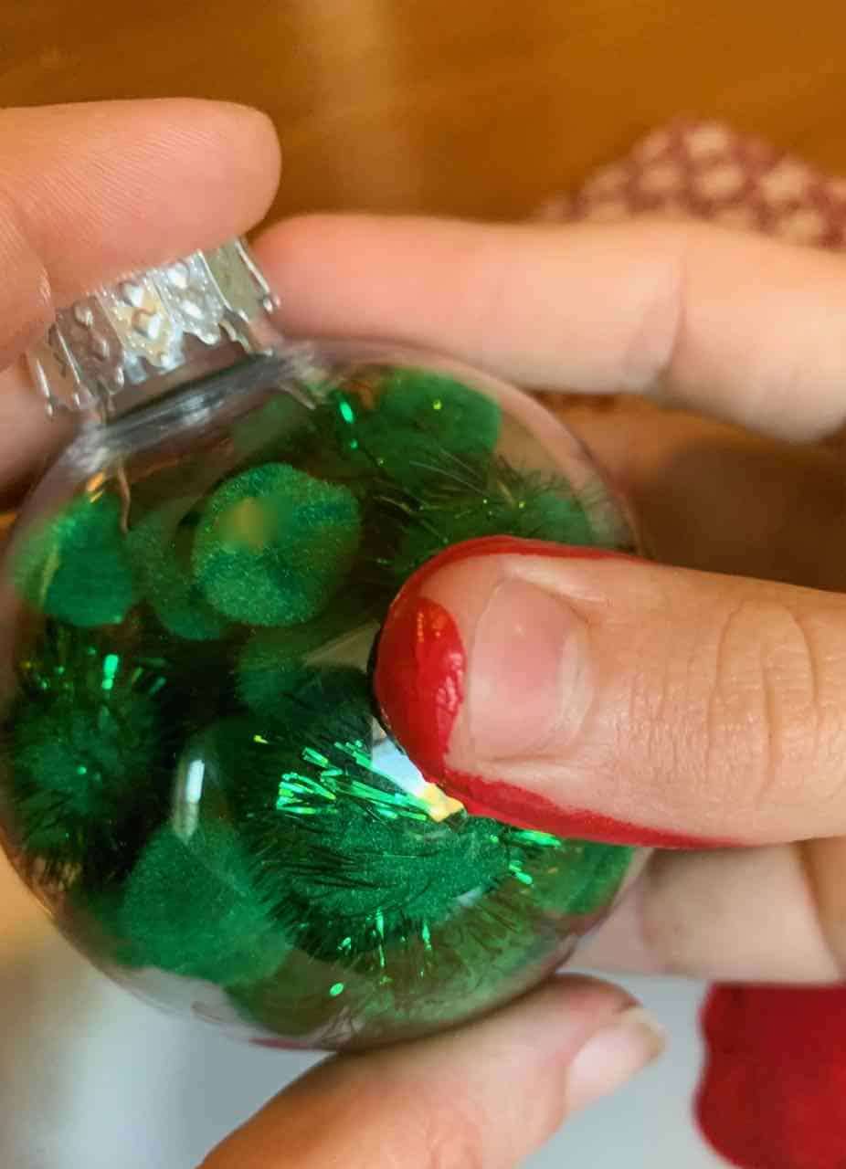 If you're looking for an easy Christmas ornament craft , this super cute Grinch-themed DIY holiday ornament is perfect! It's very simple and fun to make!