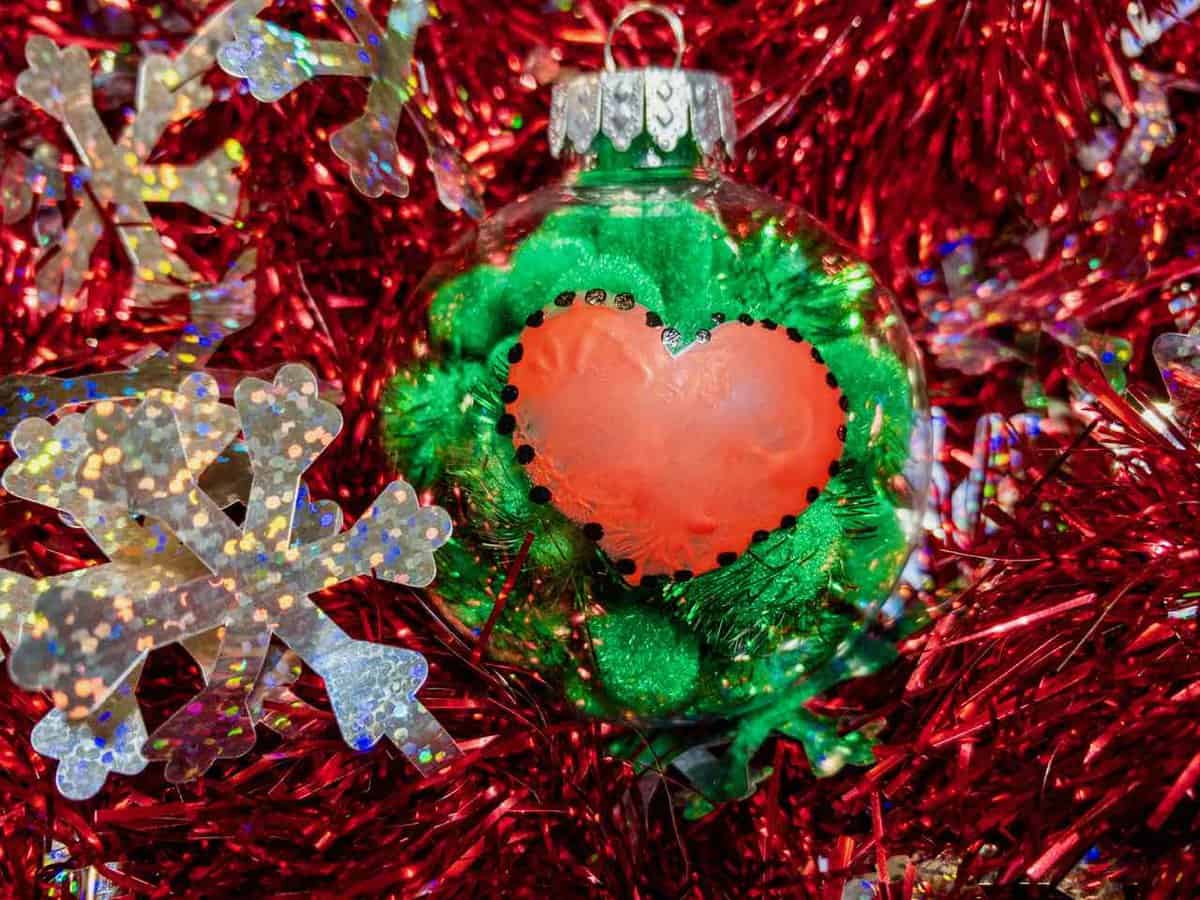 If you're looking for an easy Christmas ornament craft, this super cute Grinch-themed DIY holiday ornament is perfect! It's very simple and fun to make!