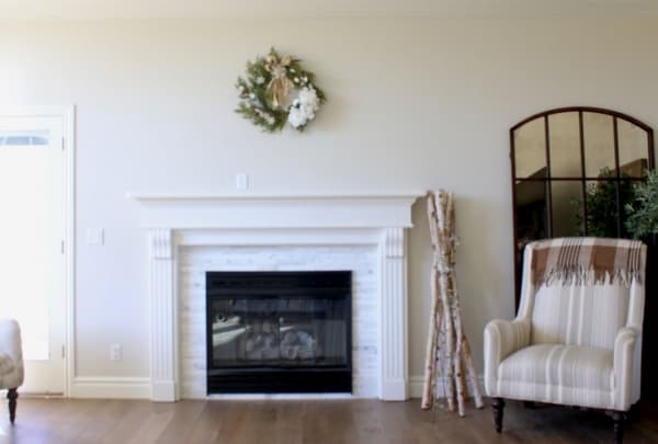 How to Decorate a Christmas Mantel