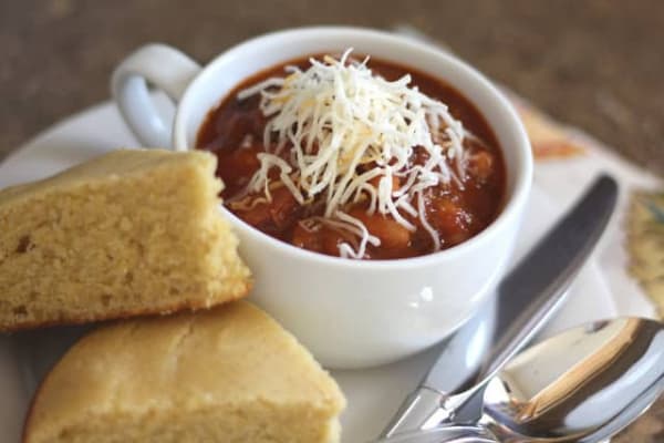 spicy three bean chili with beans and bratwurst